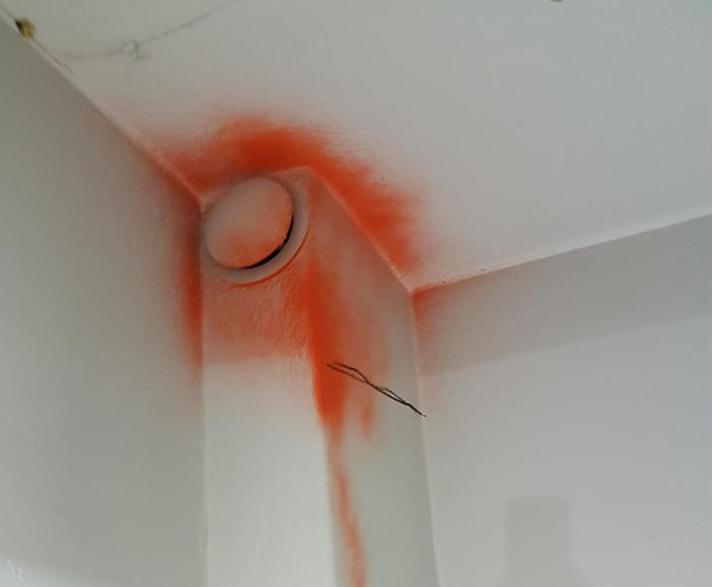 Figur 7: Misstänkt gammalt eternit ventilationsrör. Platsen sprayades med orange varningsspray och platsen spärrades av i väntan på provresultat.