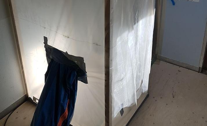 Figur 8: Tillbyggnadssluss med avfallspåse för säker förslutning och bortforsling av det farliga ämnet.