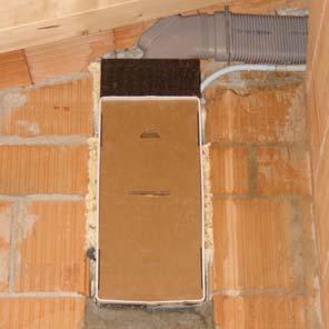 7. När installationsurtaget i väggen är färdigt, installera elkabeln (3 x 1,5 mm 2 ) i väggboxens övre del.