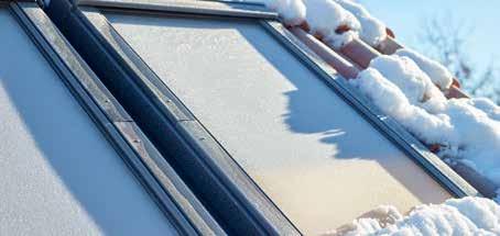 ventilationsklaffen (spaltventil, sitter i ovankant) Takfönstret kan roteras 180 för enkel fönsterputsning Förberett för VELUX solskydd (se sida 68) Kan kompletteras med säkerhetsbeslag (se sida 67)