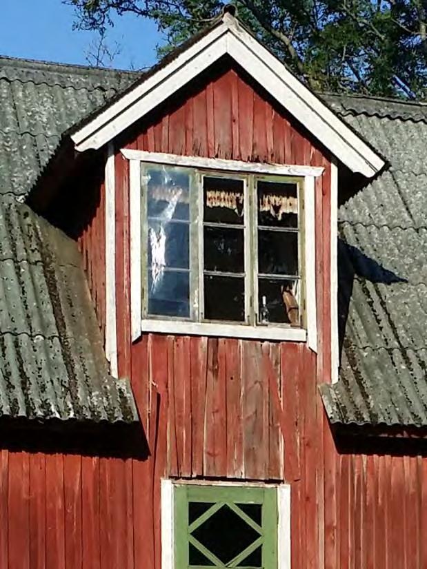 Till vänster takkupan före åtgärd. Panelbrädorna uppvisar rötskador och flera locklister hänger löst. Till vänster takkupan efter genomförda arbeten.