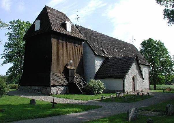 Kyrkplatsen ligger på en slätt, vid korsningen mellan tre gamla vägar, nära Mälarviken Freden.