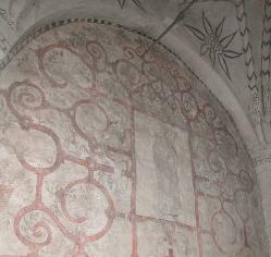 Väggarna runt koret dekorerades 1611 med de kalkmålningar som skildrar Jesu livsträd, vilka ännu till stor del finns kvar. Kyrkorummets övriga kalkmåleri tillkom successivt under hela 1600-talet.