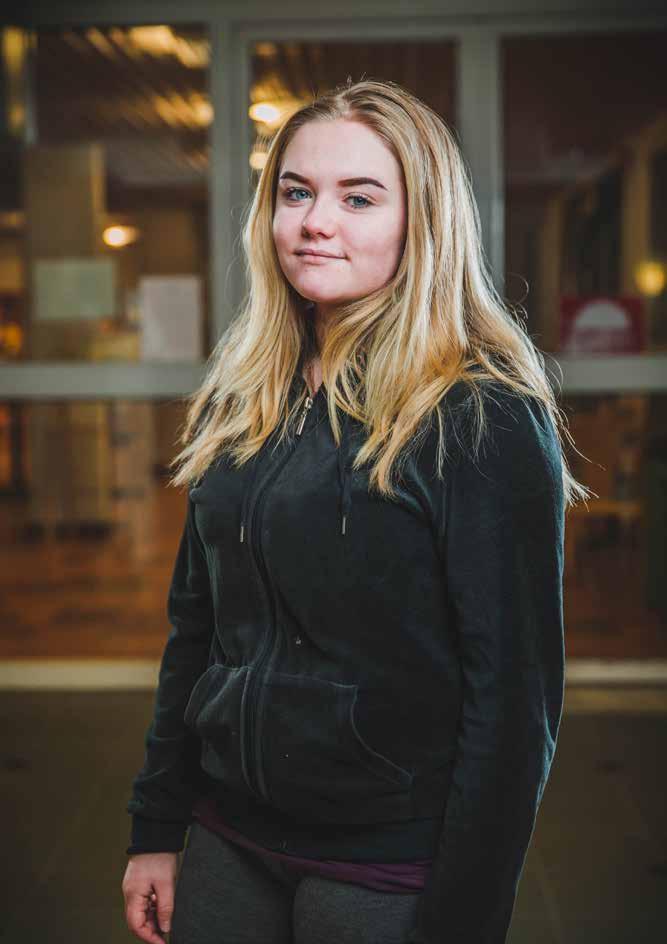 Här får du lära dig både praktik och teori och växer gradvis in i rollen som professionell inom vården. Stort fokus ligger på kontakten med människor, dialog, etik och förståelse för andras behov.