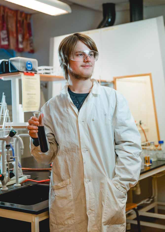 Om läkare, biolog, ingenjör, kemist eller veterinär låter som din framtid ska du välja natur. Som naturvetare har du många dörrar öppna mot vidare studier och kvalificerade jobb.