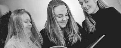 SAMHÄLLSVETENSKAPS- PROGRAMMET Massor av valmöjligheter. Det får du som läser Samhällvetenskapsprogrammet ett högskoleförberedande program för dig som är intresserad av människan och samhället.