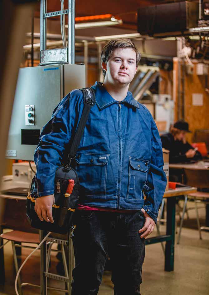 Du kan också välja att läsa extra kurser för att studera vidare på högskola. Du kan välja en av två inriktningar automation eller elteknik.