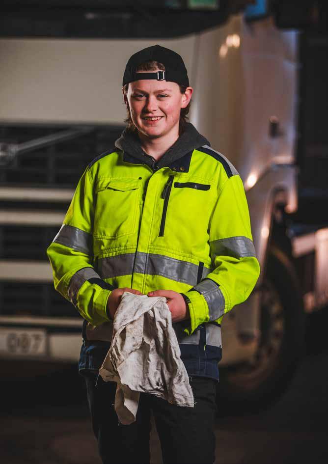 På Fordons- och transportprogrammet kan du välja inriktningen transport eller någon av mekanikerutbildningarna för lätta eller tunga fordon.
