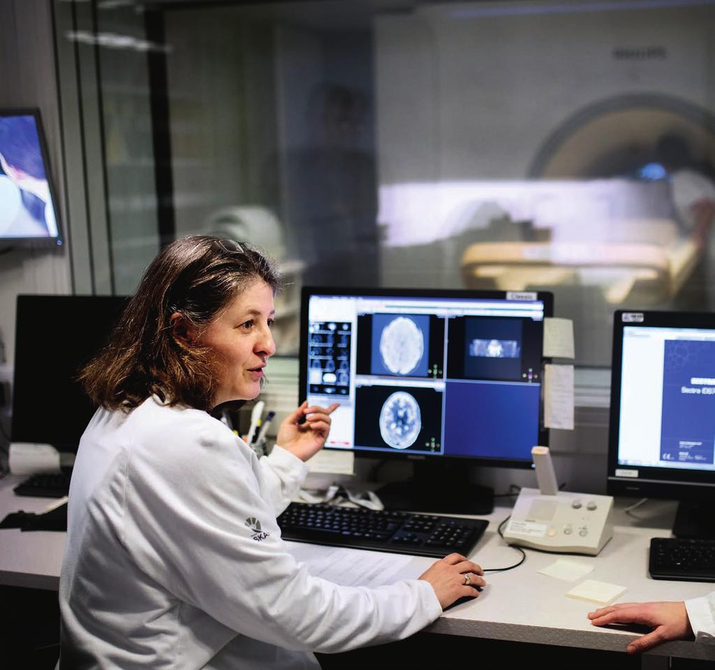 Kliniken i fokus Isabella Björkman-Burtscher, lektor i neuroradiologi, diskuterar MR-material från en forskningsstudie med Boel Hansson, forskningssjuksköterska och ansvarig röntgensjuksköterska för