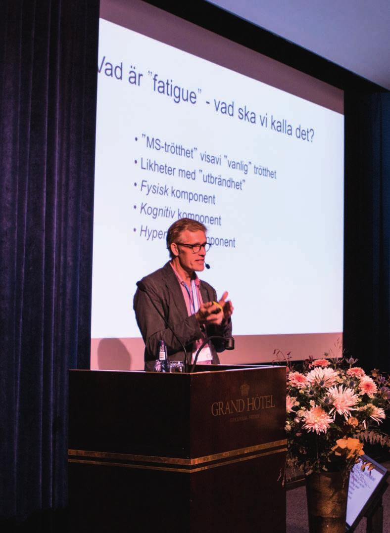 Referat Anders Svenningsson, moderator och huvudtalare för dagen under sin föreläsning "De nya förutsättningarna för personer med MS från ett liv som sjukpensionär till ett hektiskt arbetsliv".