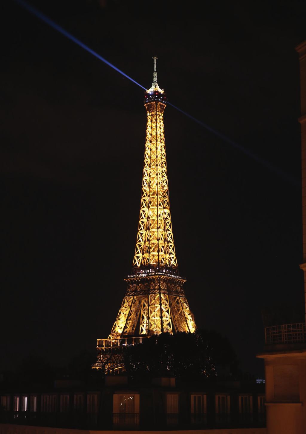 Referat Eiffeltornet i kvällsbelysning.