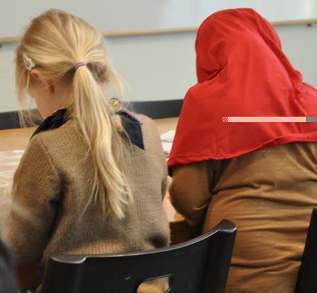 Därför ska vi arbeta med estetiska perspektiv i skolans alla ämnen. Kultur främjar kommunikation mellan människor och ger oss tillgång till flera språkliga uttrycksformer.