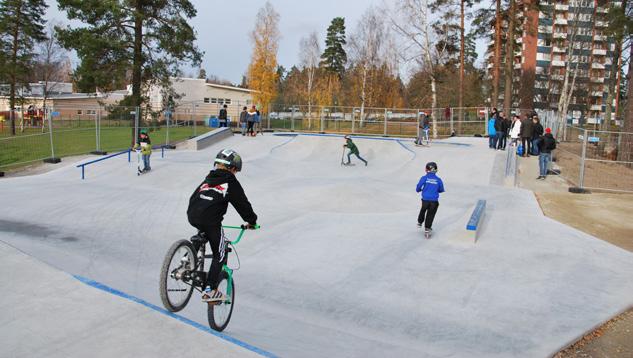Fritidsbanken finns på plats och lånar ut fritidsprylar utan kostnad. Du som är 6-12 år ska ha sällskap med en vuxen.