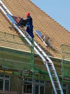 ta upp material på tak, på byggställning eller genom fönster.