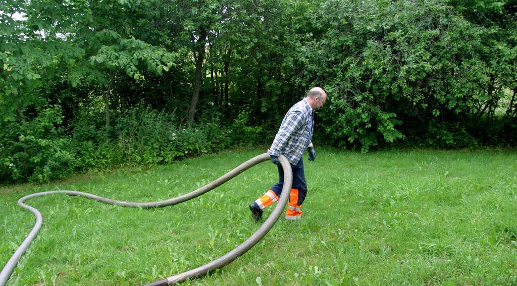 Slamtömning kan vara tungt och fysiskt belastande med slangdragningar eller tunga lyft.