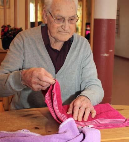 Någon följer med till tvättstugan och hänger tvätt, en annan dukar borden osv. Sysselsättningen individanpassas nu efter kundens förutsättningar.