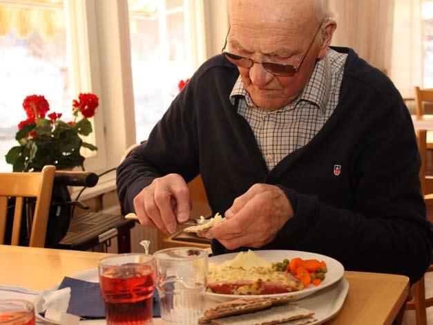 Ringshög var tidigare ett äldreboende men har nu klassats till vanlig hyreslägenhet. Hur kan hemtjänsten agera för att ge äldre som bor i vanlig hyreslägenhet en bättre vardag?