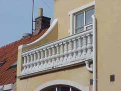 Vita fönster, av olika storlekar och indelningar, ett med rundad överbåge. I trapphus fem med blyinfattat färgat glas. Vit glasad spegeldörr med överljus i jugendstil.