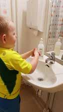 Kom därför ihåg att tvätta dina händer för att minska smittspridningen. När ingen synlig smuts förekommer på personalens händer kan handsprit ersätta tvål och vatten.