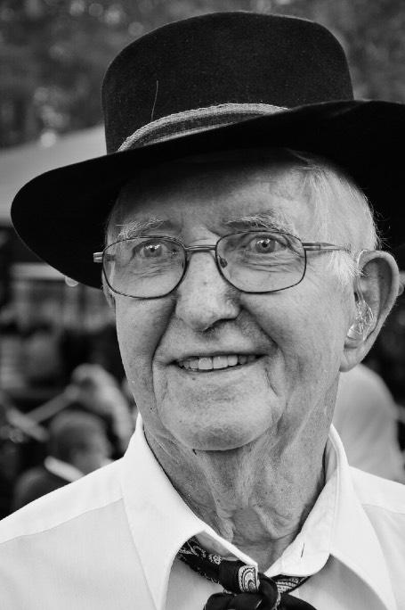 Ingemar Lindstrand forts. ledde in honom på musiken. Som medlem i IOGT fann han snart likasinnade, främst i Malmslätt och Linköping och blev spelman i Godtemplarnas folkdanslag Kedjan i Linköping.