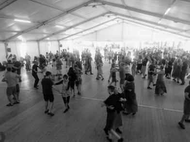 Klintetten på Italienfestival, forts Från vänster: Fullt ös på dansgolvet, här lärs det ut slängpolska. Glada La Svezia med lika glada danskursdeltagare. Buskspel med Klintettare och åhörare.