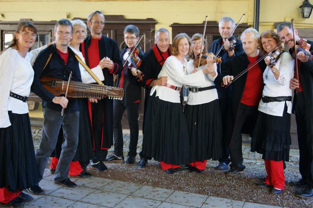 De har även gjort ett antal framgångsrika dansföreställningar där de har kompletterat gruppen med två extra dansare. 1971 bildades embryot till Älvdalens spelmanslag i samband med en radioinspelning.
