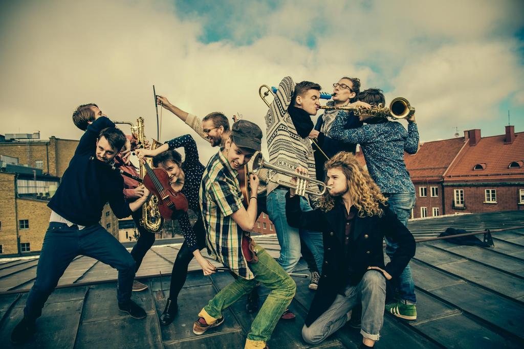 SPÖKET I KÖKET Spöket i Köket har utmärkt sig som en ny folkmusikalisk urkraft på den skandinaviska musikscenen. Ett svenskt/danskt folkfusion-storband med sällan skådad partypotential!