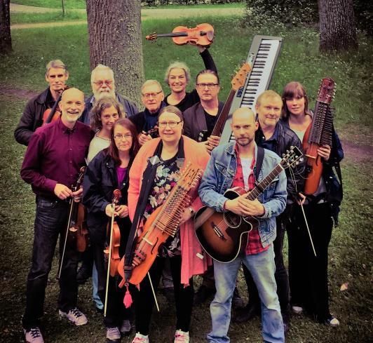 WestMannaFolk WestMannaFolk är en varm svängande folkmusikgrupp med bas i Salaområdet, ett traditionellt-universellt västmanländskt