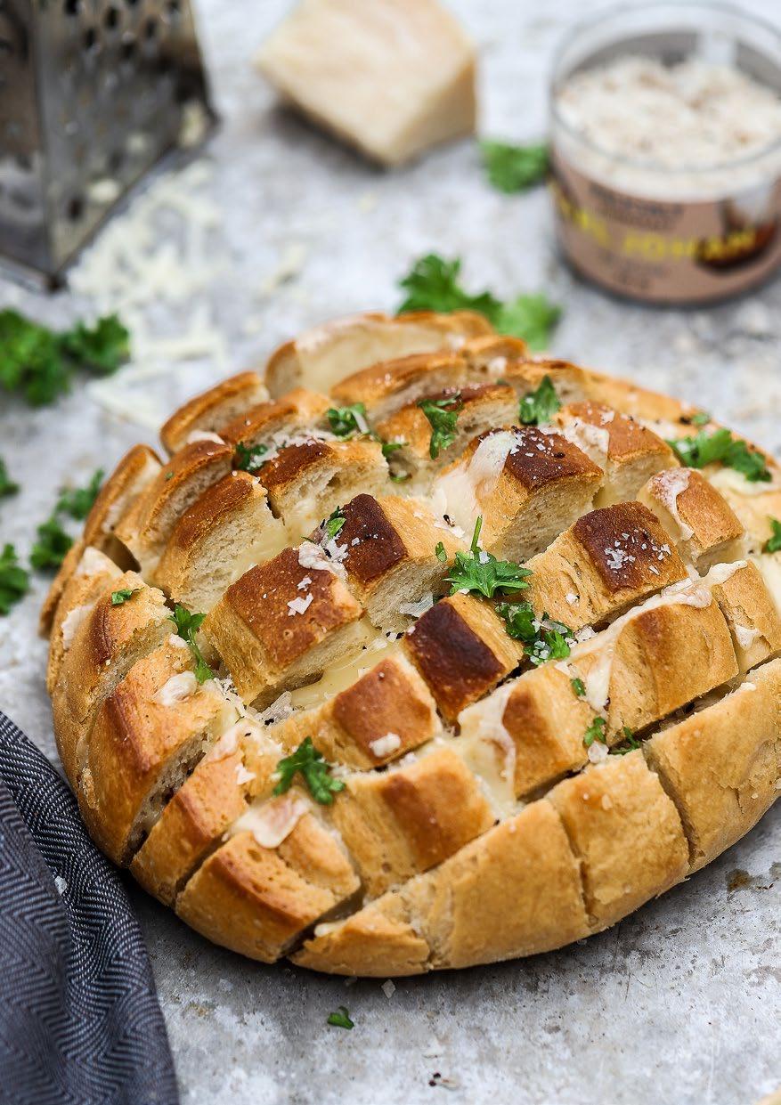 BAKA MED FRIDAS LANTBRÖD med Karl Johansalt Blanda alla ingredienser i en bunke och knåda ihop en smidig deg. Degen är färdig när den släpper från kanterna och känns elastisk.