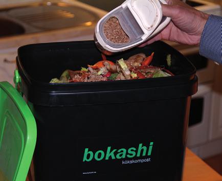 Det tar dig inte mer än ett par minuter om dagen att göra bokashi - det är bara att fylla hinken med matrester och strö på lite bokashiströ.