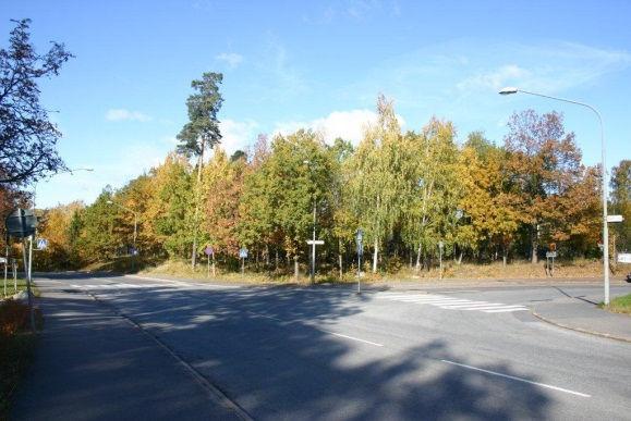 Radhusen sydväst om Ålgrytevägen samt entrén in till Mälarhöjdens