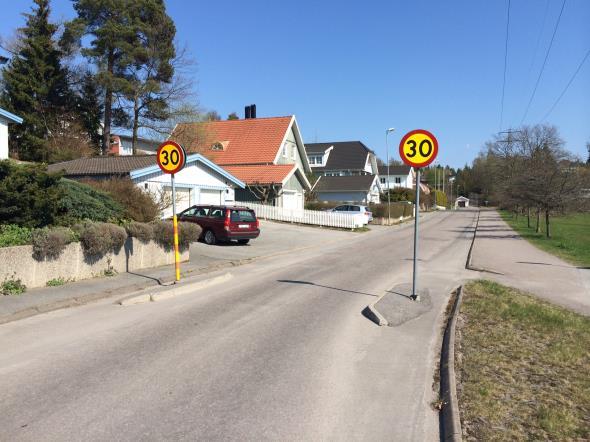 De flesta gator i Sjöberg är smala villagator med låga hastigheter. Vissa gator är dock bredare och inbjuder till högre hastigheter. Det gäller exempelvis Lomvägen i östra Sjöberg.