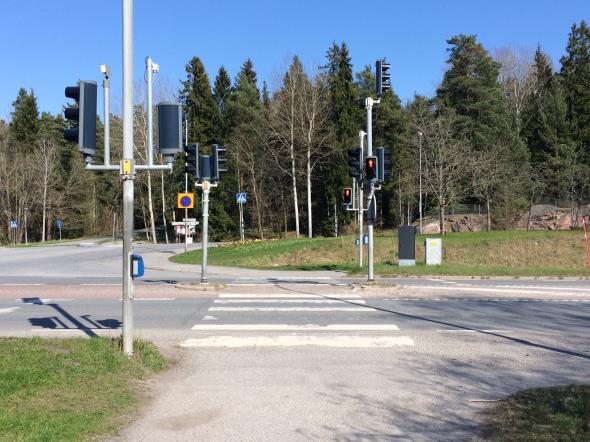 2.4 Busshållplatser Sjöberg trafikeras av busslinje 607 och 627 som går mellan Danderyds sjukhus och Karolinska sjukhuset respektive Kista Centrum och Täby Centrum.