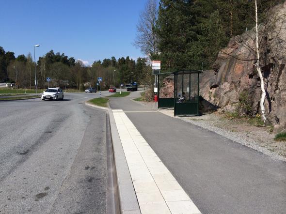 Med undantag för Sjöberg är hållplatserna även tillgänglighetsanpassade med taktil beläggning. Vid hållplats Sjöbergs centrum finns väderskyddade cykelparkeringsställ.