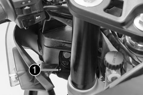15 ELSYSTEM 143 15.10 Ställa in strålkastarens räckvidd för halvljus Huvudarbete Ställ in halvljusets räckvidd genom att vrida på skruven. Specifikation För en motorcykel med förare och ev.