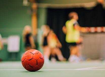 Om man vill kan man spela fotboll, kubb eller göra musikquiz.