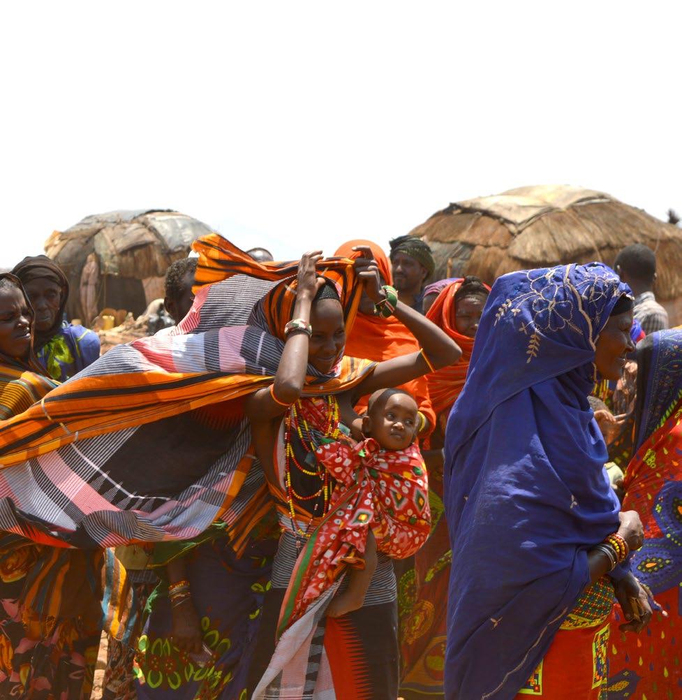 Människor i nomadbyarna i norra Kenya får kontantstöd och kan handla de förnödenheter som de behöver, vilket även stärker de lokala marknaderna.