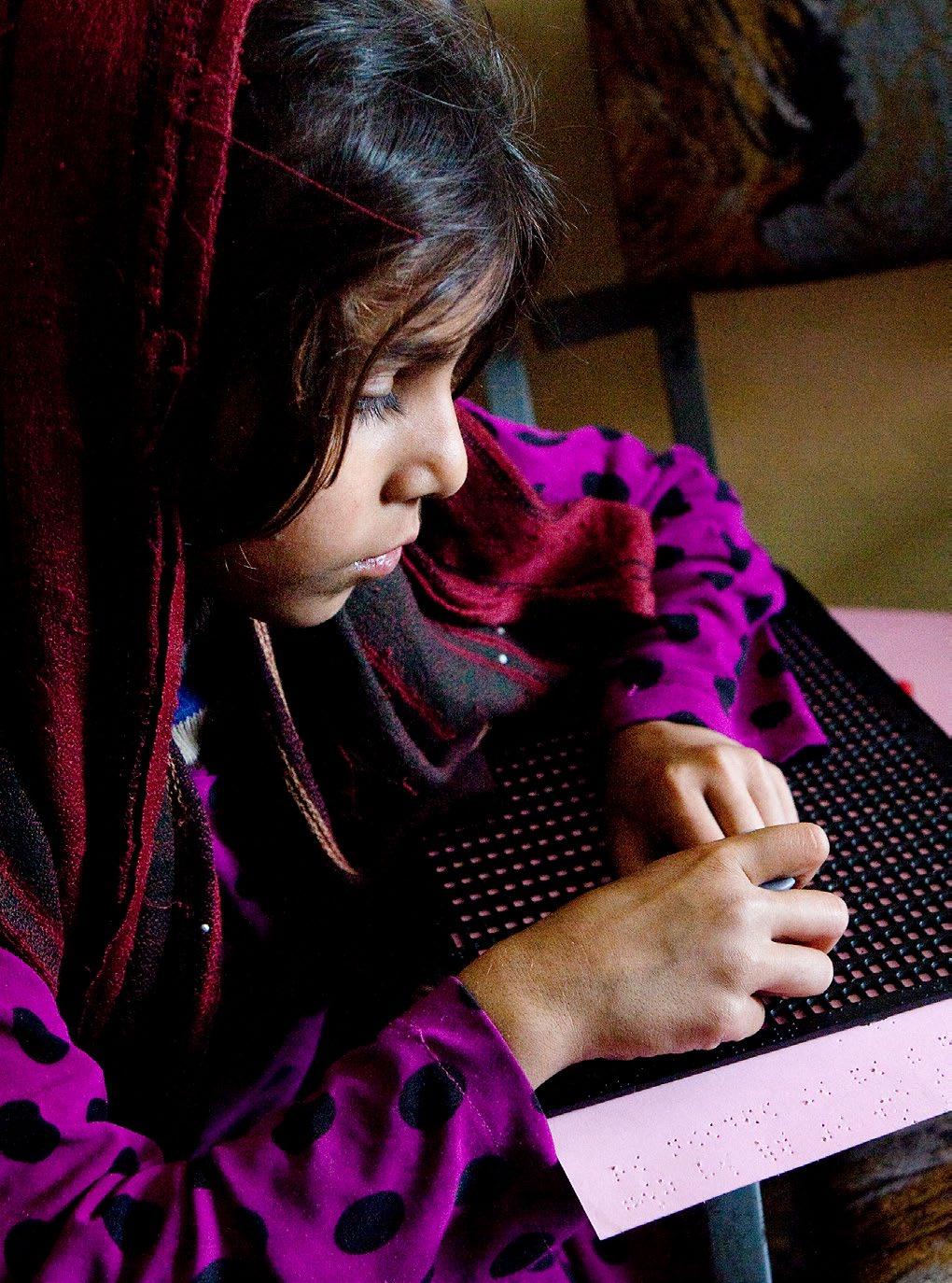 VI AVSLUTAR......med en bild från Afghanistan. Amina 8 år är blind går i en specialklass i Jalalabad, Afghanistan för att lära sig braille, punktskrift.