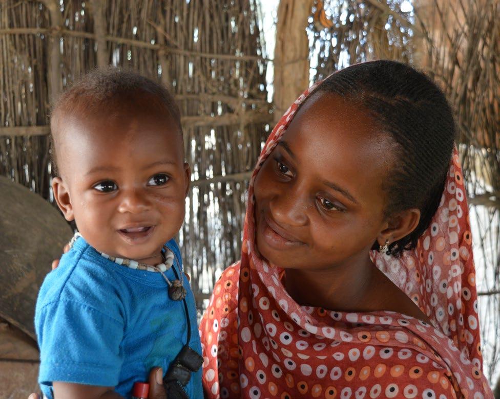 Aissatou, 20 år, och sonen Sakou Sow bor i en by i Senegal som nu helt slutat med könsstympning.