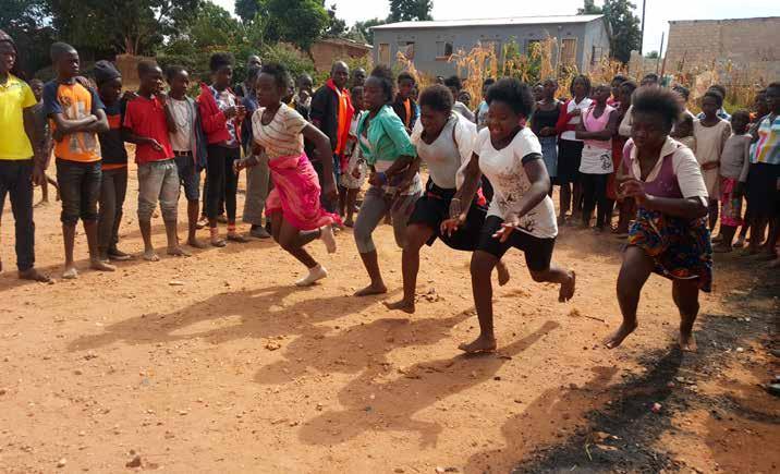 Flickor i Zambias huvudstad Lusaka deltar i sportaktiviteter som används för mobilisering och utbildning inom reproduktiv hälsa.