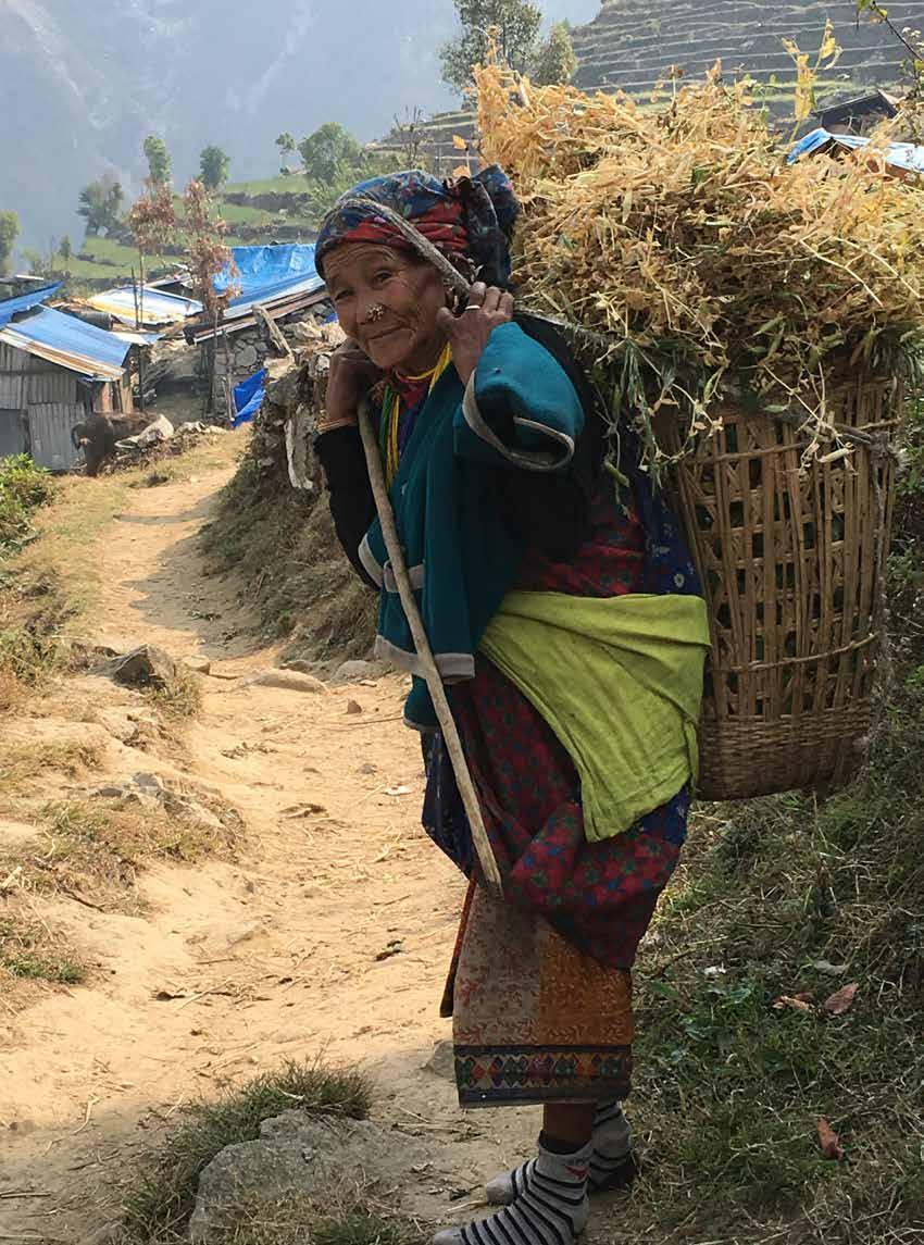 VI AVSLUTAR......med en bild som visar en kvinna arbetandes på hög höjd i Nepal där återuppbyggnadsarbetet efter jordbävningen 2015 fortsätter.