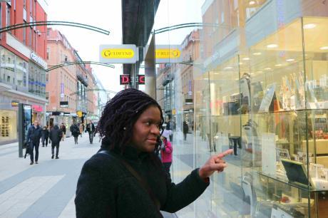 17 Janet Zhou från Afrikagruppernas partnerorganisation ZIMCODD på besök Sverige, Foto: Sanna Ström Diamanterna är en del av en global miljardindustri där europeiska och svenska marknader ingår.