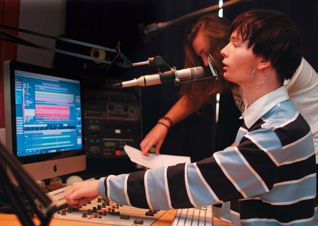 Radiosändningar Film & Musikgymnasiet har en egen radiostudio och på frekvensen 89,0 sänder elever som går Medieproduktion,
