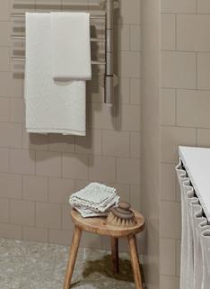 De helkaklade badrummen har som standardutförande gråbeiga kakel och golvklinker med inspiration av terrazzo.