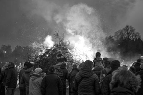 Traditionellt Valborgsfirande Även i år firades våren in i Ellagård. På Ellavallen började valborgsmässobålet ta form redan under morgonen under överinseende av några hjälpsamma eldvakter.