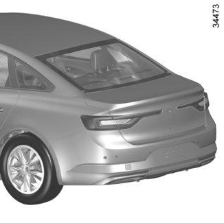 BAGAGERUM: fyradörrarsversion (1/3) Beroende på bilen kan det finnas olika metoder för att styra bakluckan: via ett externt reglage för bakluckan, med funktionen handsfree.