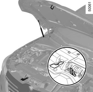 MOTORHUV (1/2) 2 3 1 Öppna med spaken 1, som sitter på instrumentbrädans vänstra sida. Slå av tändningen innan något som helst ingrepp i motorutrymmet (se Start, stopp av motorn i kapitel 2).