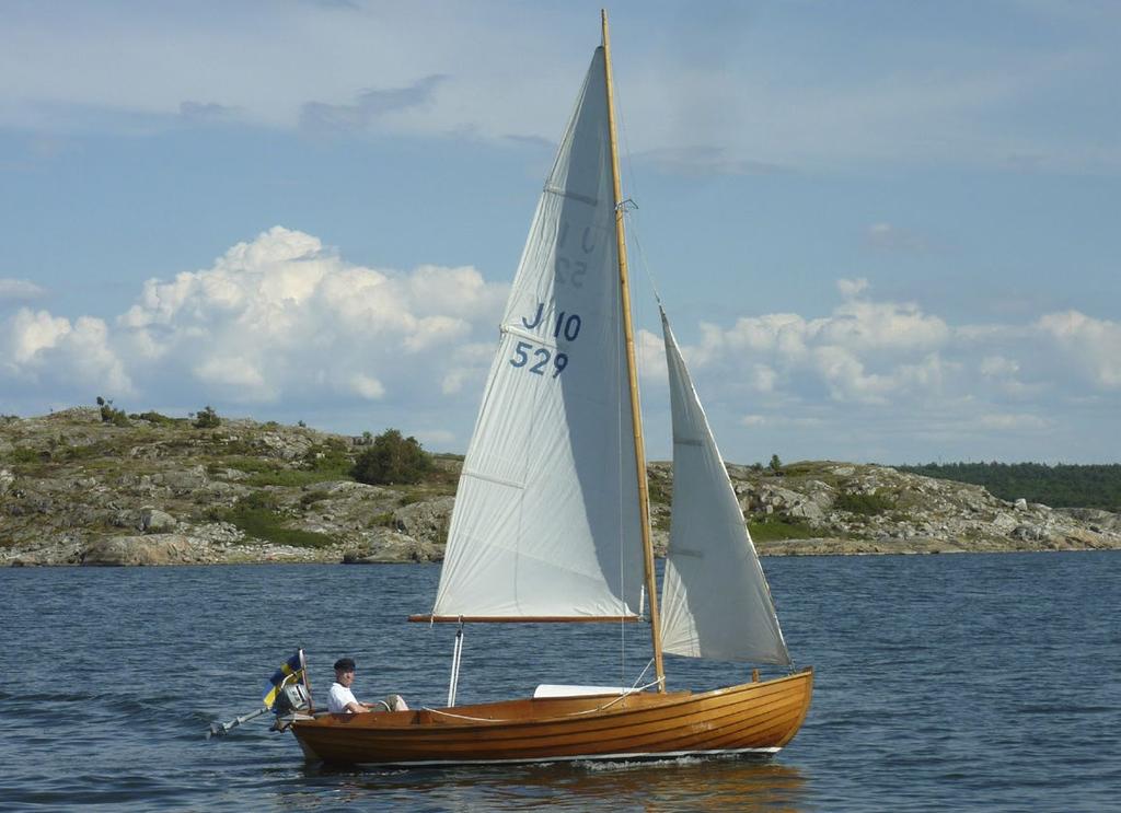 Långedragsjullen (J 10) Ella-Stina var en av de fritidsbåtar som k-märktes 2017. Denna båttyp konstruerades av Hjalmar Olsson och just Ella-Stina har nummer 529.