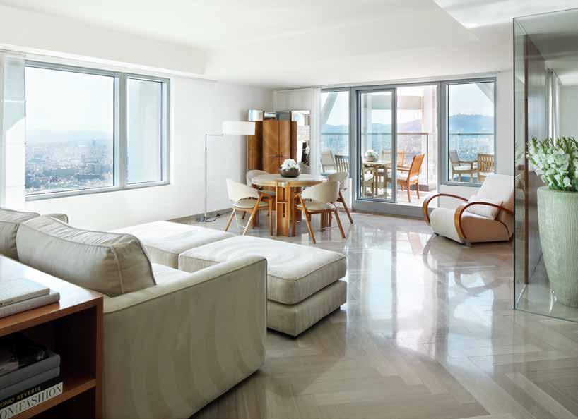 När vi åker hissen från lobbyn upp till The Penthouse suite på våning 42 känns det som att vi hälsar på lika många anställda som det finns våningar.