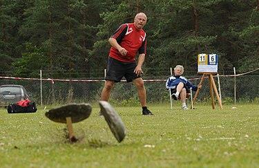 VARPA Sporten liknar boule, men istället för klot används varpor av sten eller gjutna i aluminium och lillen ersätts av en